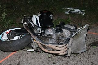 Motorkář rozpůlil stroj o borovici. Nehodu nepřežil - Novinky